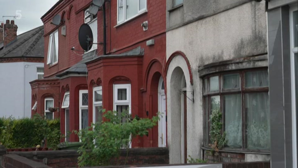 Broadcast still at 2m. Channel 5, 5 News Weekend, 27 September 2026.